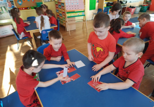 Dzieci układają puzzle z serduszkami